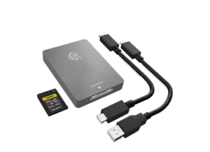 Lecteur de cartes CFexpress Type A avec boîtier gris métallisé, accompagné d'une carte mémoire Sony CF express et de câbles de connexion USB