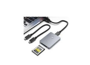 Lecteur de carte CF express Type B connecté à un ordinateur portable via un câble USB-C, avec une carte mémoire CF express à côté, le tout présenté sur un bureau avec un fond flouté
