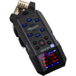 Zoom H6 Essential posé sur une table, avec sa capsule XYH-6e et son écran LCD allumé, montrant ses fonctionnalités d'enregistrement portable et polyvalent