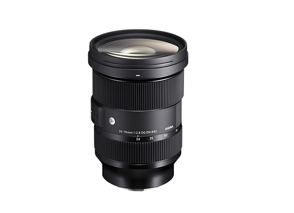 Objectif Sigma Art 24-70mm F2.8 DG DN monté sur un appareil photo, mettant en valeur sa construction robuste et son design compact.